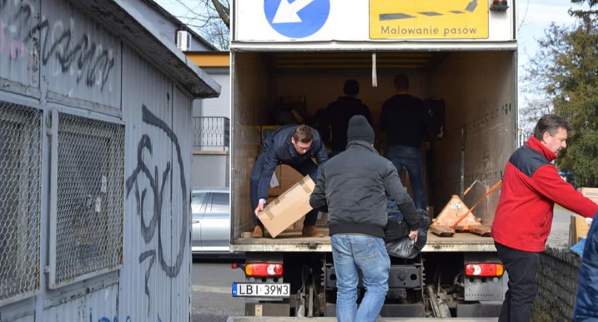 Dwie ciężarówki od miasta i powiatu dla Sambora w Ukrainie