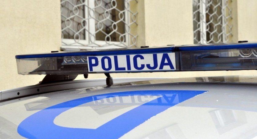 Podważył drzwi garażowe i wyszedł z kablami elektrycznymi