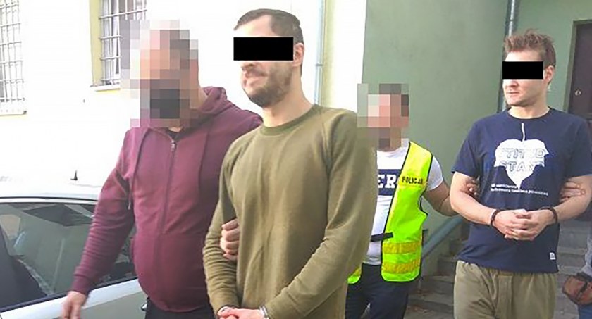 Przebierali się za policjantów z Warszawy. Mieli badać sprawę rzekomego zabójstwa i nagrywać reakcje ludzi