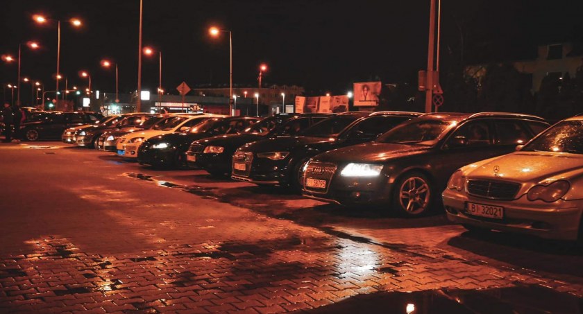 Spot samochodowy nocą w Białej Podlaskiej