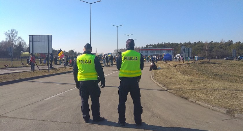 Protest kierowców ciężarówek w Woskrzenicach i Wólce Dobryńskiej. Droga zablokowana w obu kierunkach