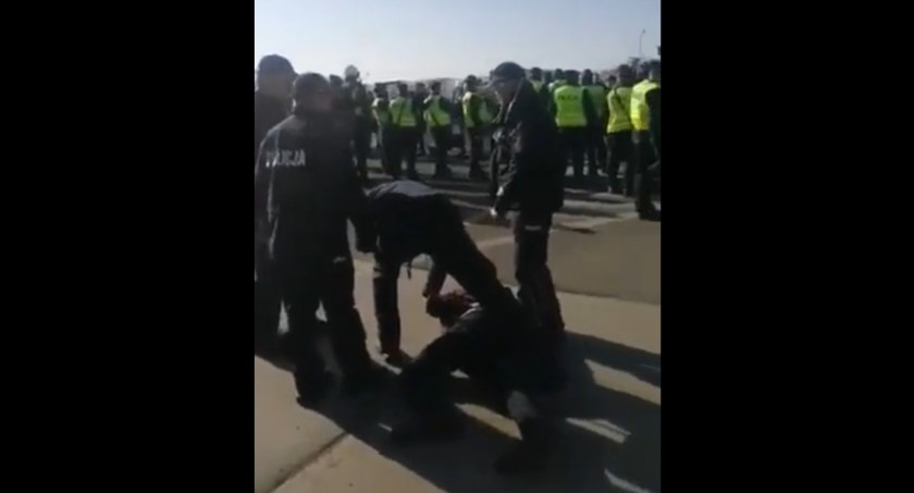Blokujący przejście graniczne zaatakowani przez kierowców ciężarówek. Policja użyła środków przymusu bezpośredniego [WIDEO] 