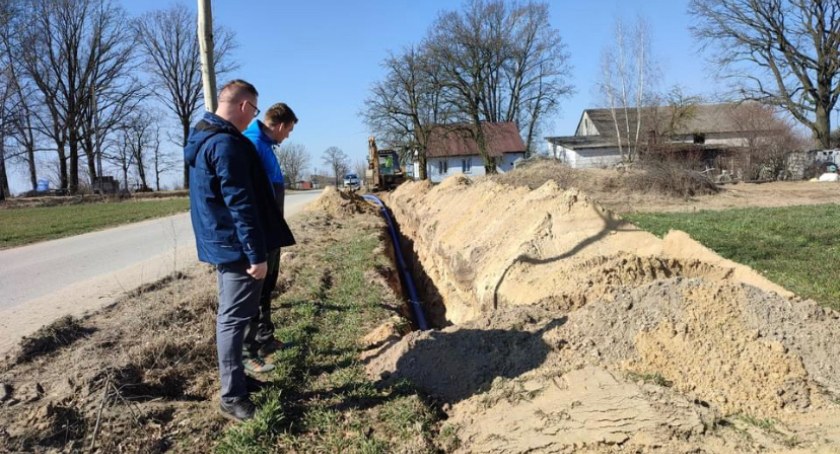 W Łuniewie trwa przebudowa odcinka sieci wodociągowej