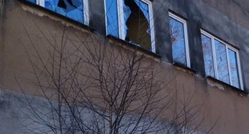 Powybijał kilkadziesiąt szyb w budynkach kolei 
