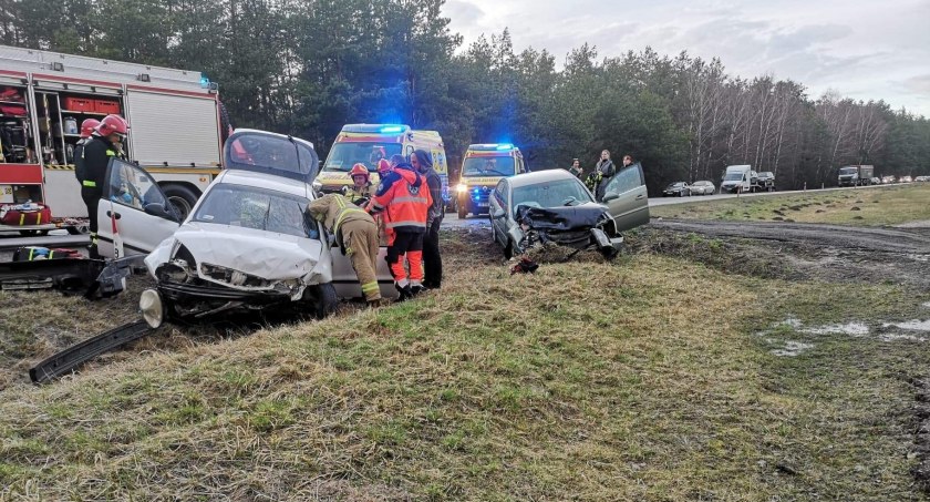 Zawracała na łuku drogi. Zderzyła się z innym autem