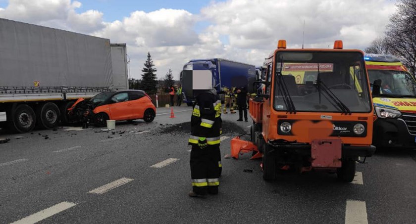 Dwie kobiety w szpitalu. Pomarańczowym autem wjechał w naczepę w Woskrzenicach