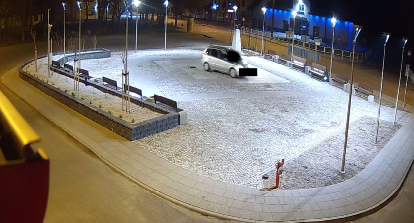 Fontanna niedoczekała się sezonu. Ktoś wjechał na nią autem