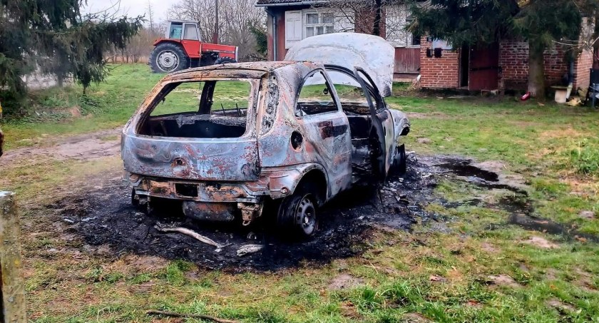 Strażacy gasili palące się auto