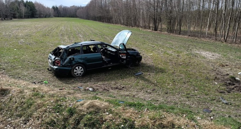 Zjechała z drogi i dachowała. Jedna osoba w szpitalu