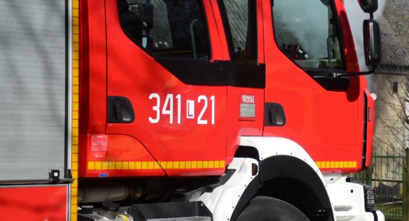 Zjechał z ulicy, skasował dwa zaparkowane auta i latarnie
