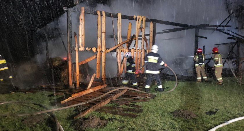 Kolejna stodoła w ogniu. 30 strażaków walczyło z pożarem