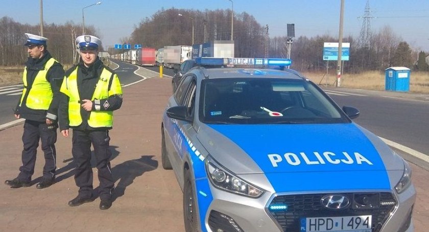 Policja podsumowuje akcje pilnowania kolejki ciężarówek. Wystawili ponad 200 mandatów 