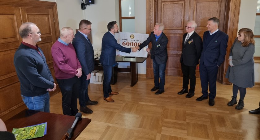 Rotary przekazało 60 tys. zł na zakup pojazdu do przewozu niepełnosprawnych uchodźców 