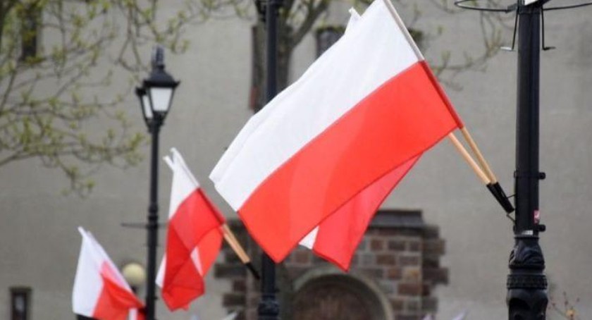 Z Biała-czerwoną flagą na rowerach