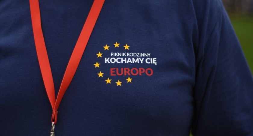 Piknik rodzinny w parku dla kochających Europę