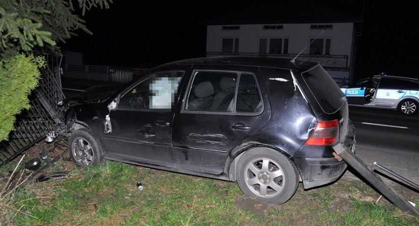 Gmina Międzyrzec Podlaski: Pijana 19-latka staranowała ogrodzenie. Przez jej wyczyn dwie inne osobą są w szpitalu