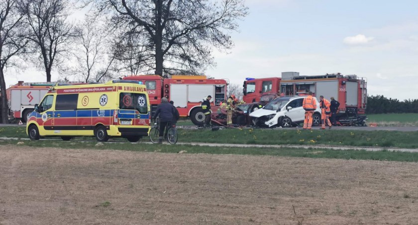 Zderzyli się czołowo na krajowej dwójce.  Trzy osoby przewiezione do szpitala
