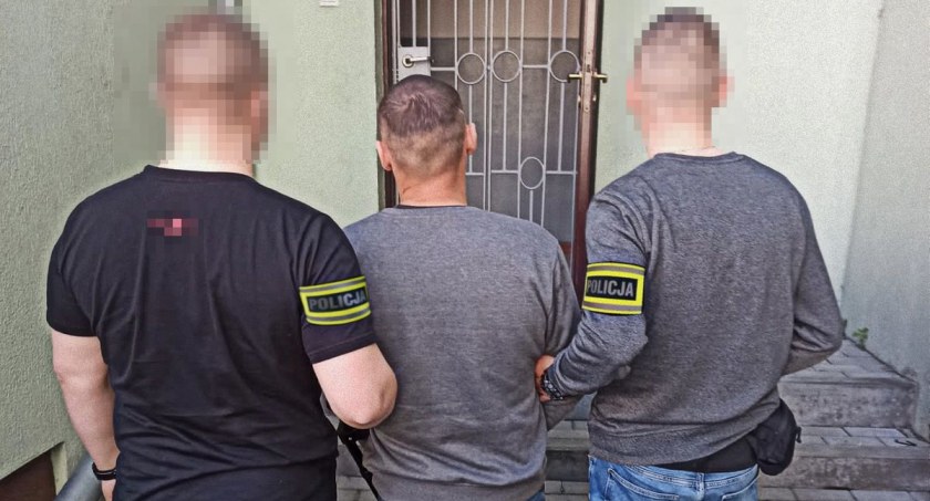 Był poszukiwany listem gończym. Schował się w domu znajomego