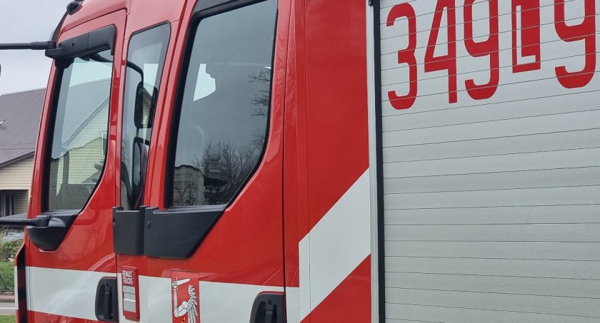Auto zjechało do rowu i uderzyło w przepust