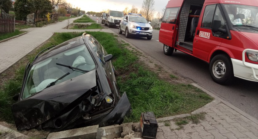 Trzyletnie dziecko trafiło z rodzicami do szpitala. Ich auto uderzyło w przepust