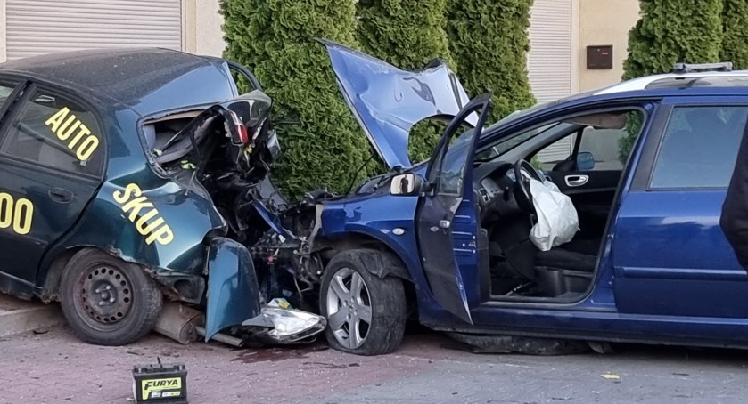Zjechał ze skrzyżowania i uderzył w zaparkowane auto