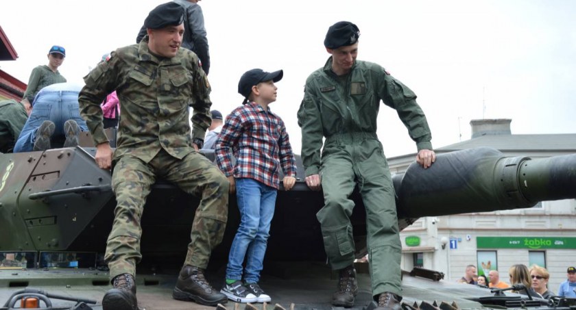 Czołgi, samochody opancerzone i śmigłowce na pikniku wojskowym
