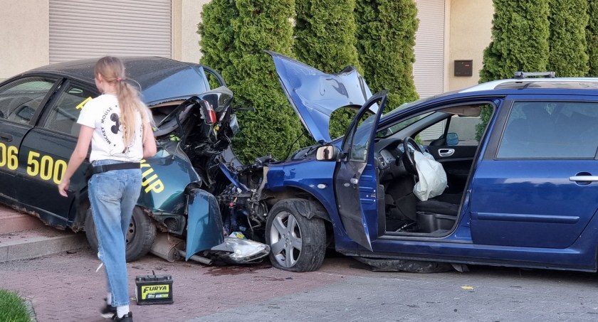 Biała Podlaska: Naćpany przejechał przez chodnik i pas zieleni. Uderzył w zaparkowane auto