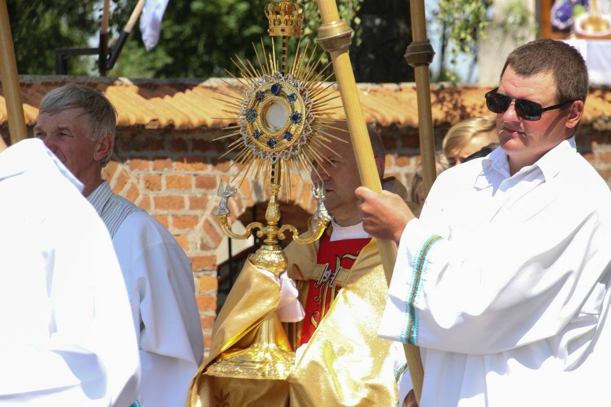 Procesja Bożego Ciała - Parafia św. Piotra i Pawła w Leśnej Podlaskiej
