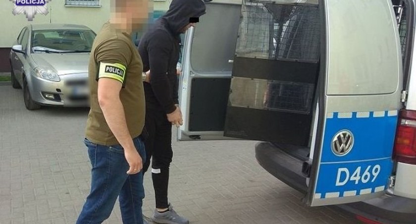 W jego mieszkaniu znaleźli dużą ilość narkotyków. Były poporcjowane 