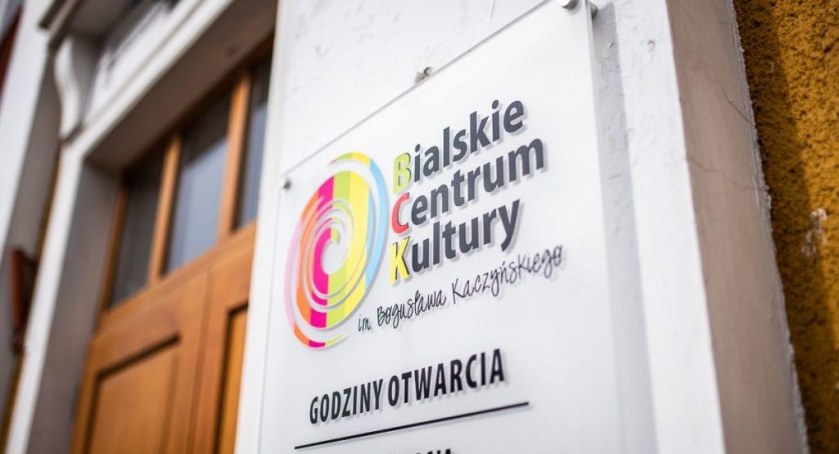 Niemen na tablicy przy dworcu. Zagrają dla niego koncert