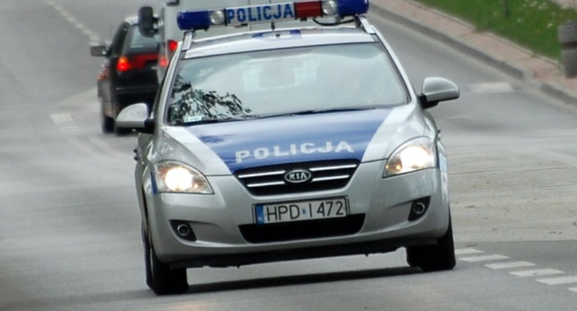 Jechał kompletnie pijany i wpadł w ręce policjanta po służbie. Próbował dać łapówkę mundurowym