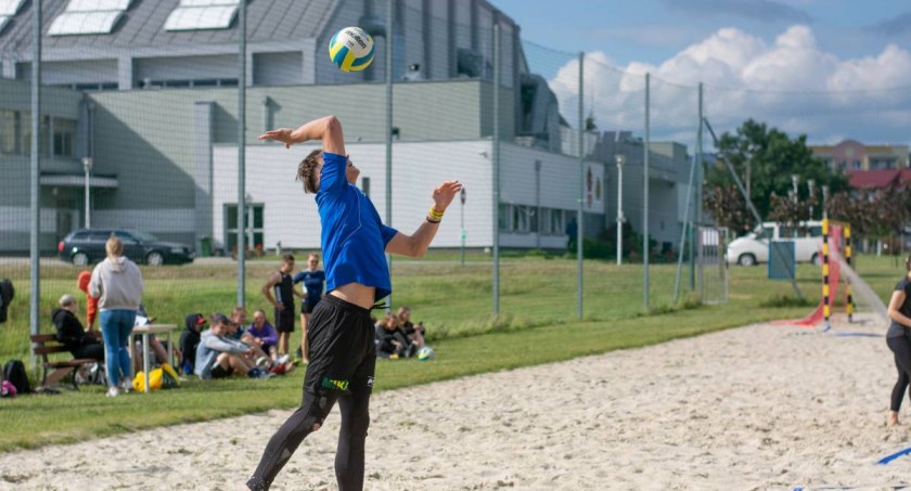 Piłka plażowa na AWF. Studenci, wykładowcy i absolwenci walczyli na piasku