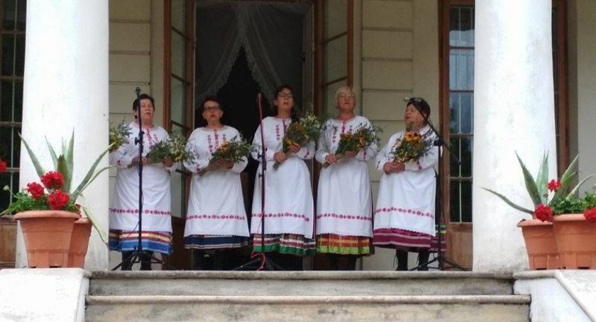 Świętojańskie zabawy przy ogniu, poszukiwanie kwiatu paproci. Noc Świętojańska