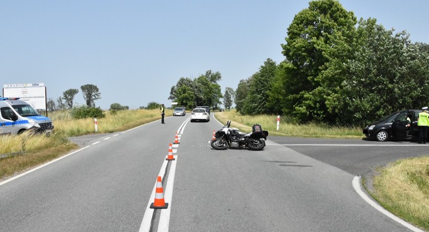 Motocyklista trafił do szpitala po tym jak wjechał w niego opel