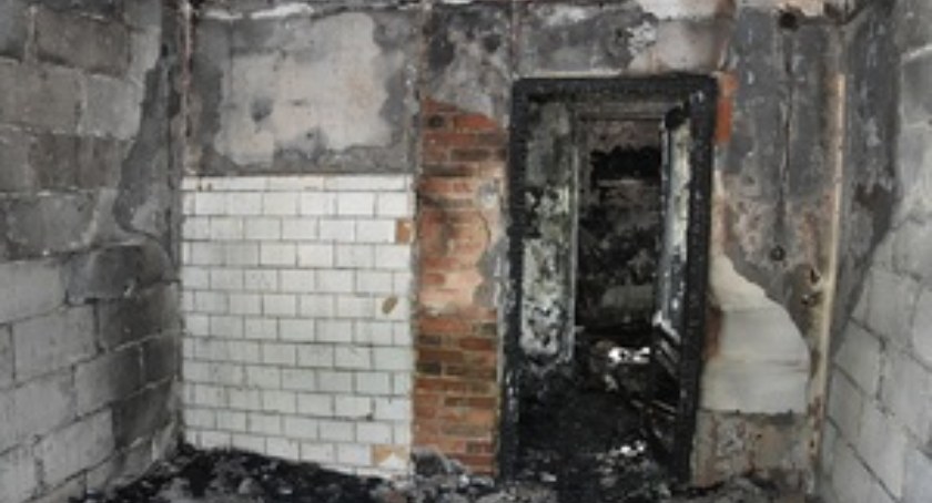 Podpalał aby przyświecić sobie, by móc znaleźć wartościowe przedmioty