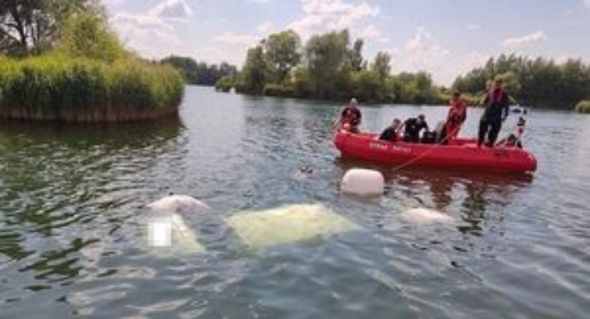 Wjechał pijany do jeziorka. Służby wyciągały auto