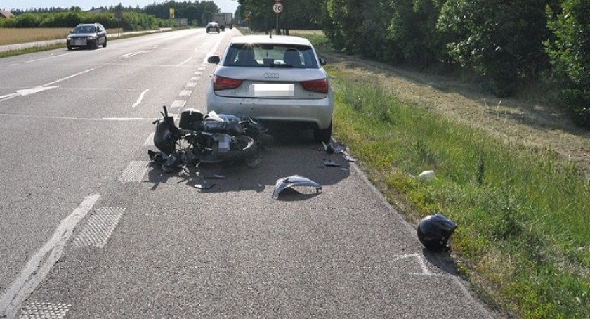 Wjechał motorowerem w samochód, trafił do szpitala 