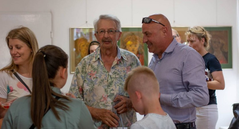 Kolorowe pamiętniki na obrazach Falkiewicza w Galerii Podlaskiej