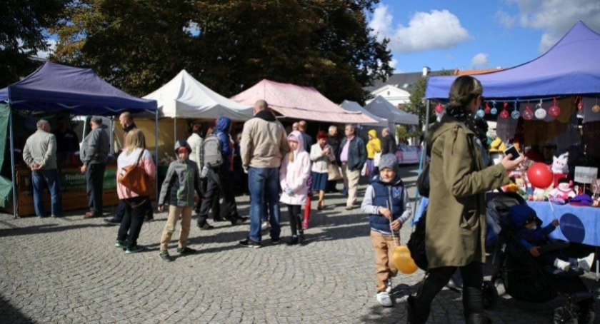 Zdobądź wyjątkowe przedmioty lub je sprzedaj na pchlim targu  