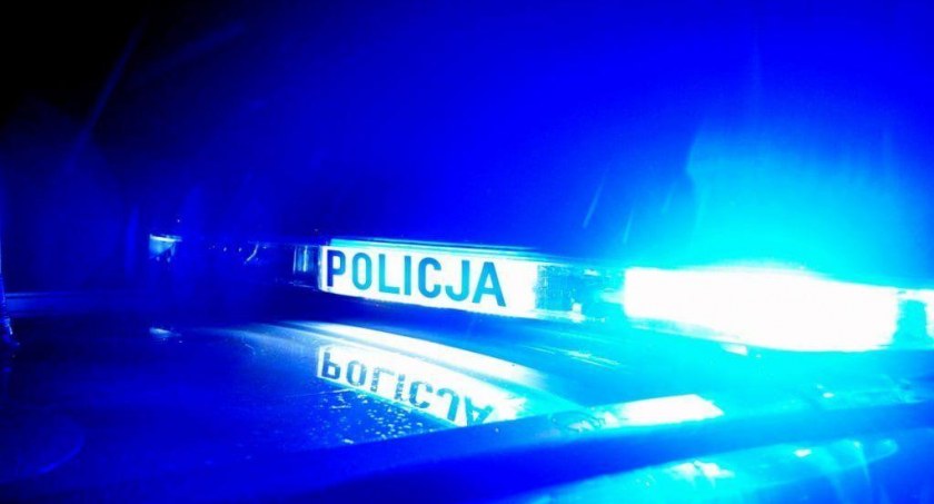 Rowerzysta przy zmianie pasa ruchu uderzył w tył samochodu 