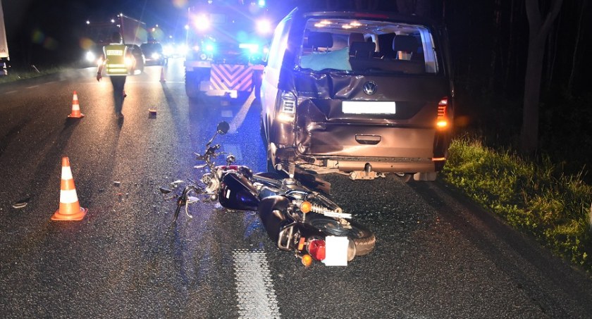 Pijany motocyklista zderzył się z zaparkowanym na poboczu busem