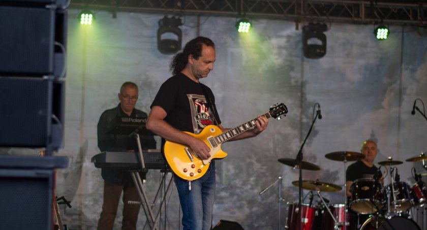 Bluesowo-rockowe brzmienie na placu 