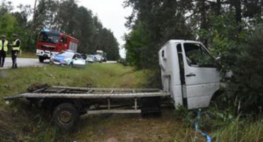 Lawetą wjechał do rowu uderzając w przydrożne drzewo