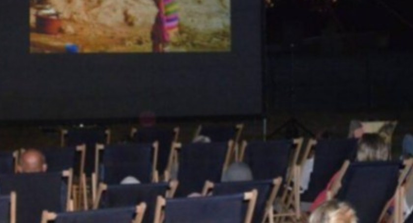 Familijne kino plenerowe na leżakach z watą cukrową oraz popcornem 