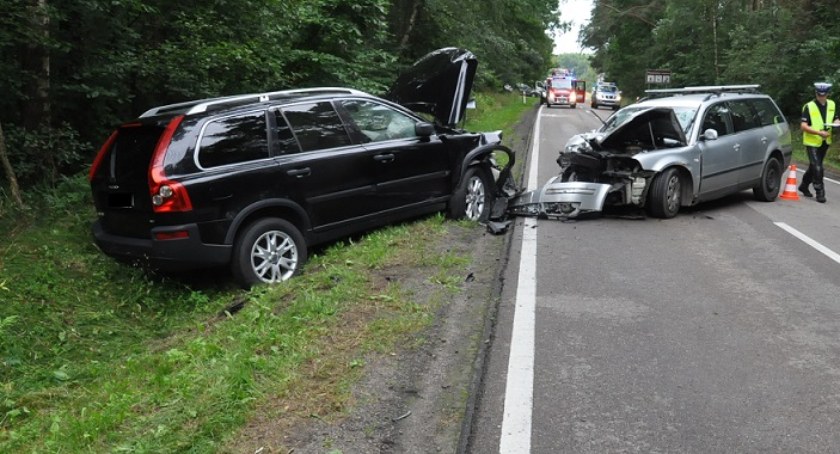 Kierujący volvo 74-letni mężczyzna w trakcie wyprzedzania „na trzeciego” zderzył się z jadącym z przeciwka volkswagenem