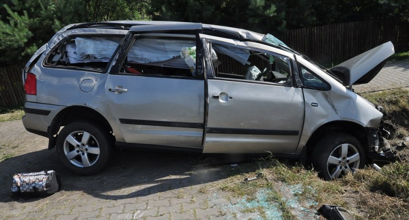 23-latek zasnął za kierownicą. Zjechał na pobocze i do rowu