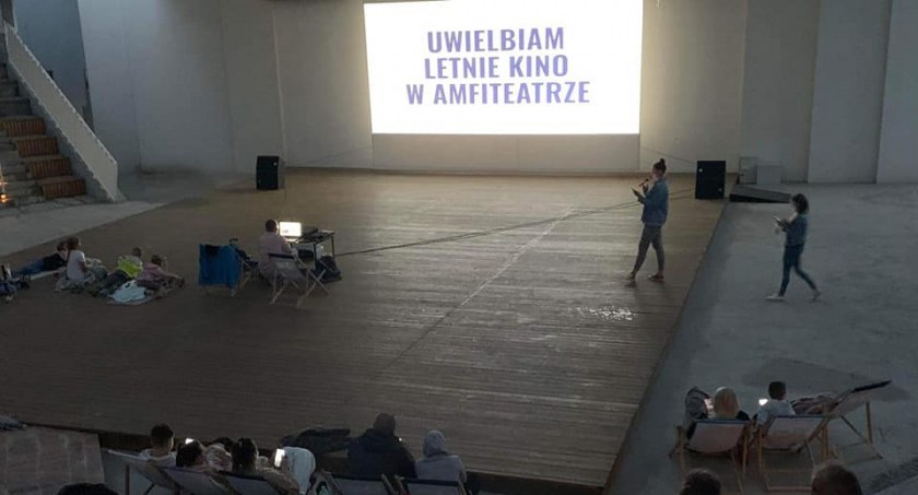 Letnie kino w amfiteatrze, pogoda im nie straszna 