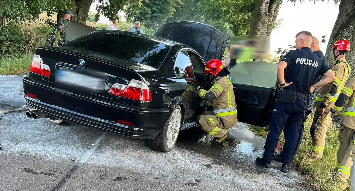 BMW paliło się w Roskoszy. Strażacy gasili silnik 