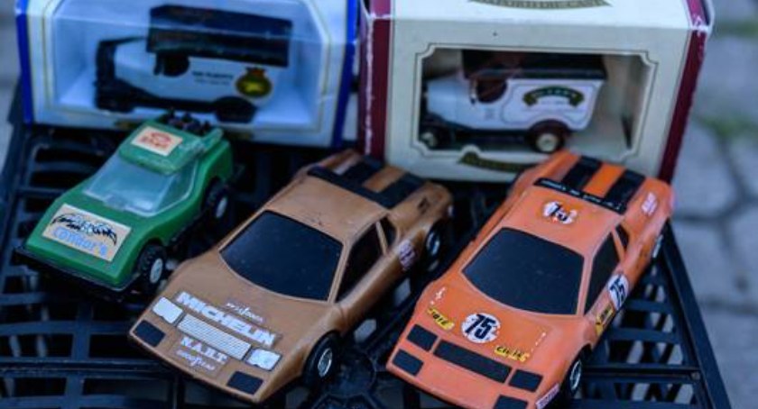 Klasyczne auta zjechały się na parking przy cmentarzu