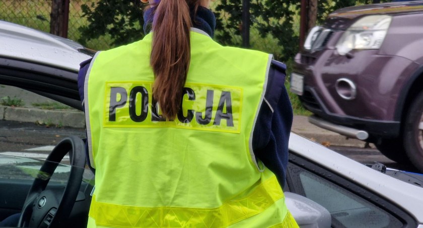 Zniszczył drzwi kolegi bo ten nie chciał go wpuścić. Okazało się, że ma na swoim koncie inne przestępstwa